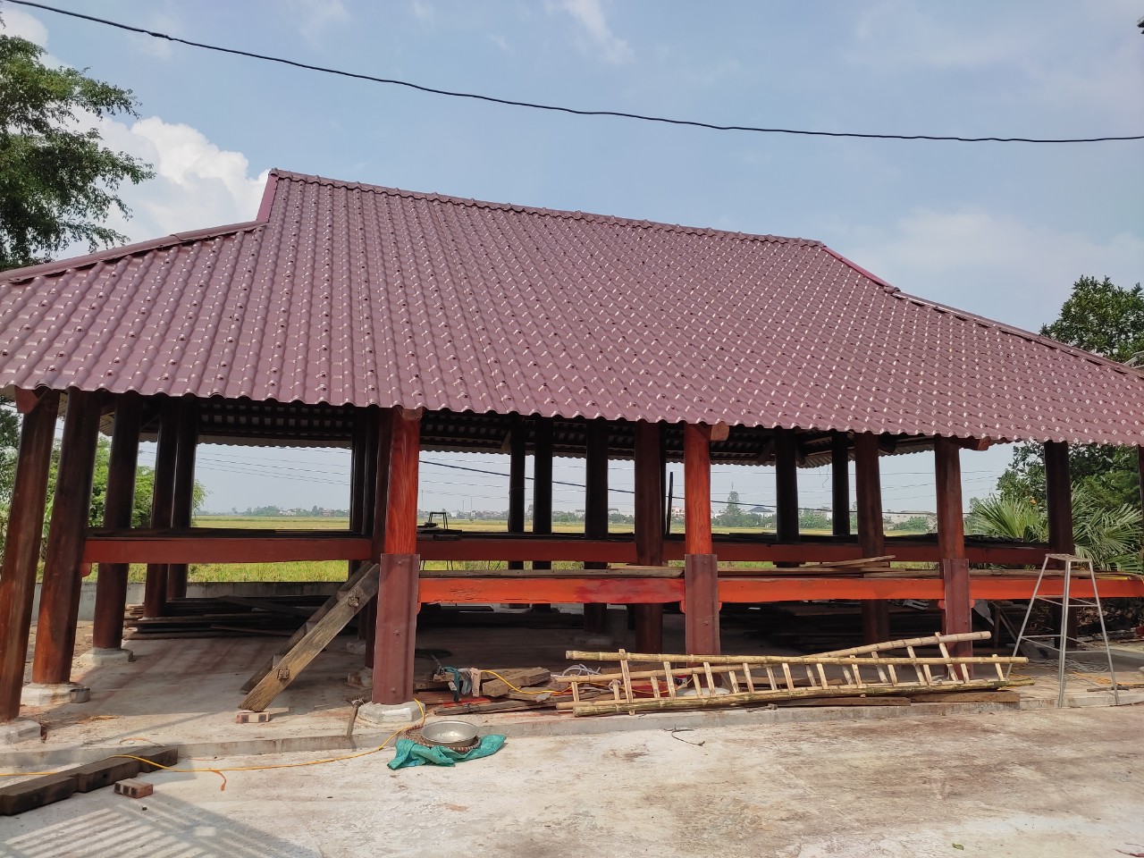 ngôi nhà sau khi lợp tôn ngói nhựa santiago
