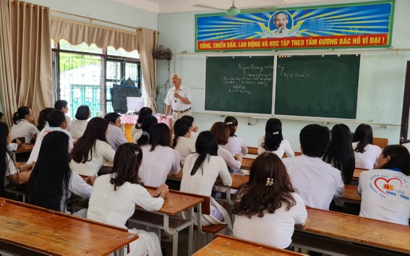 Thầy đứng giảng”Ngục trung nhật ký”